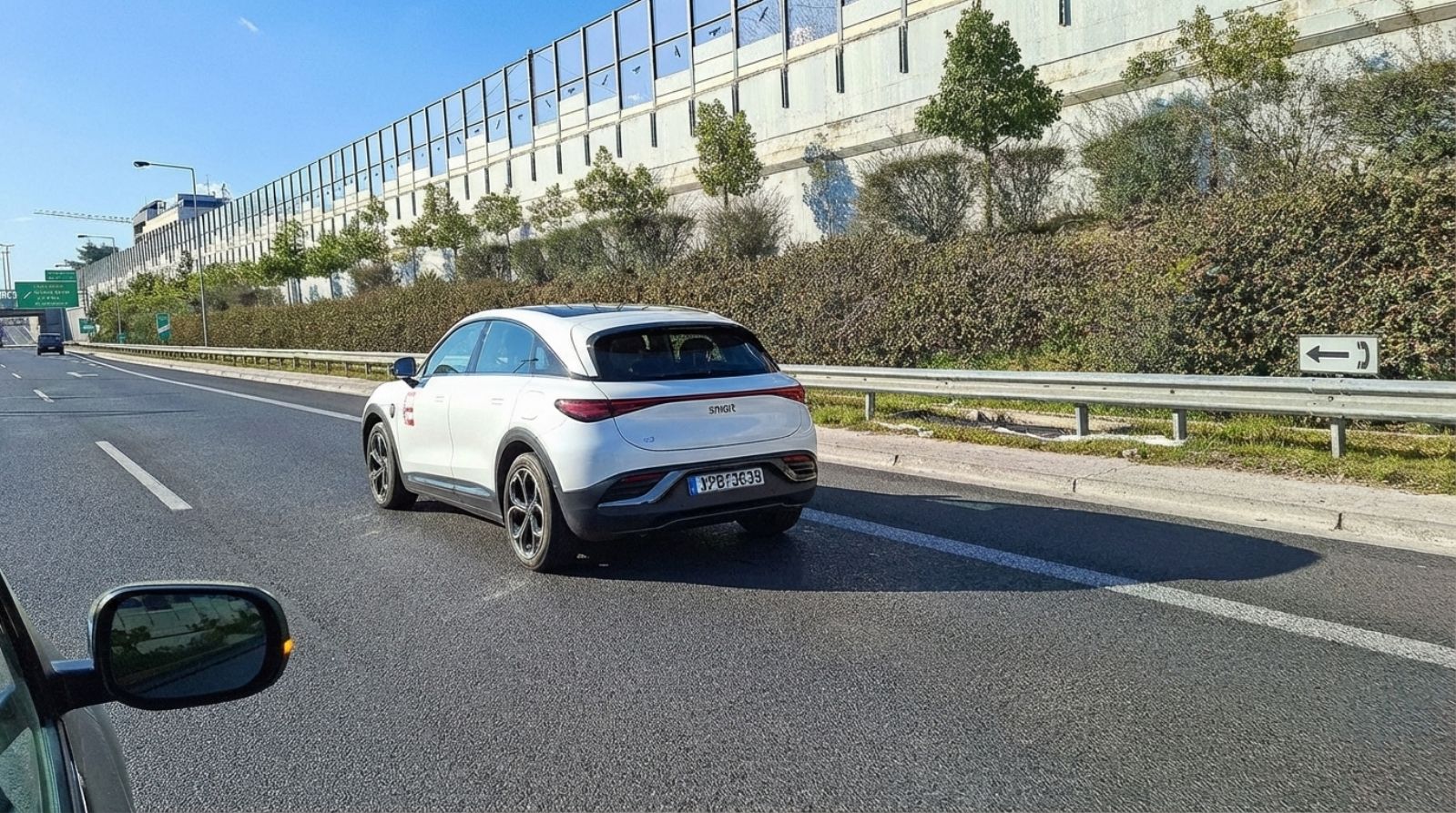 Το smart #3 έχει εκρηκτικό γκάζι και έτσι σε ένα προσπέρασμα, κοιτάζοντας τον πλαϊνό καθρέπτη ακόμα και να δεις ότι έρχεται άλλο όχημα με μεγαλύτερη τ